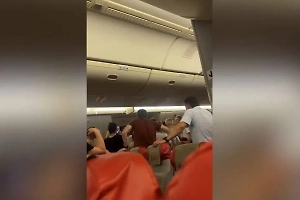 Пассажиры самолёта в Анталье попадали в обморок из-за жары после двухчасового заточения на борту
