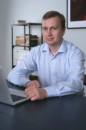 Выпали карты «10 мечей» и «2 мечей», которые подтверждают прогноз: маловероятно, что в 2025–2026 годах Алла Борисовна вернётся в Россию на постоянной основе. Впрочем, в конце расклада выпала карта «Императрица» и к ней дополнительно карта «Шут», которые указывают на то, что в конце 2026 года вероятность её возврата на Родину будет выше, чем сейчас. Но общий прогноз — всё же маловероятно, что она вернётся в обозначенный срок.