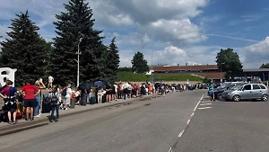 Жара и «раскопки»: Эстония изводит туристов в километровых очередях на границе России