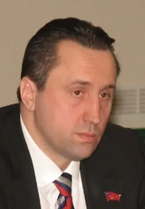 В последнее время среди молодёжи набирает популярность новый опасный тренд – так называемый «кофейный снюс». Пакетики с кофеином, которые закладывают под губу для быстрого эффекта, уже захватили США и начинают проникать в Россию. Производители позиционируют их как безопасную альтернативу энергетикам, однако врачи бьют тревогу: подобные продукты могут вызывать зависимость и привести к передозировке.