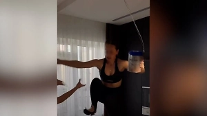 Россиянка ради тренда Ники Минаж взобралась на каблуках на детскую смесь и сломала позвоночник