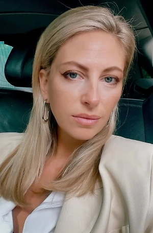 Минимализм — не универсальный рецепт счастья, и подгонять себя под чужие стандарты не стоит. Но когда вещи начинают оказывать давление, напоминать о прошлом или тяготить своим количеством, стоит задуматься. Возможно, пора освободиться от лишнего, чтобы освободить место для более важного и ценного.