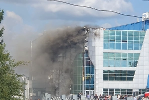 Объятый огнём ТЦ в Кемерове тушат 9 пожарных расчётов, губернатор едет на место