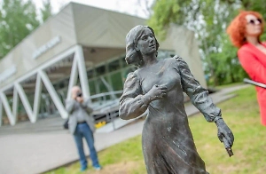 Памятник Дарье Дугиной открыли в третью годовщину её жестокого убийства