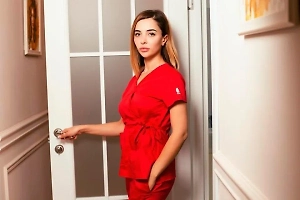 Различия и особенности есть и в работе женского, и мужского организма. Они связаны с выработкой гормонов, потоотделением, активностью сальных желез. Мужская кожа считается более плотной по структуре, но она становится тонкой раньше, чем женская. Сальных и потовых желез у представителей сильного пола больше, и они работают мощнее, а это значит, что мужчинам логичнее выбирать «свои» средства.