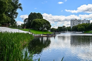 Беговые дорожки, качели и экоплощадки: Чем удивляет новая прогулочная зона у Беловежского пруда