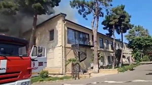 Мощный пожар охватил коньячный завод в Дербенте