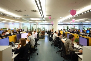 Работникам со стажем от 5 лет в фирме предлагают начислять отпускные бонусы