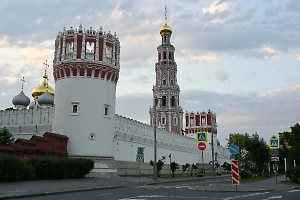 Женщина сломала ногу, упав в люк на территории Новодевичьего монастыря
