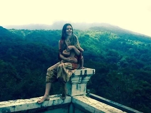 У россиянки, поселившейся с дочками в пещере в Индии, могут отобрать детей