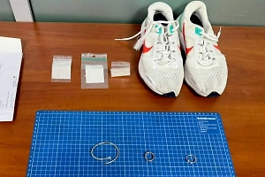 Россиянин попался в аэропорту с дубайскими «‎подарками для жены» на полмиллиона в кроссовках