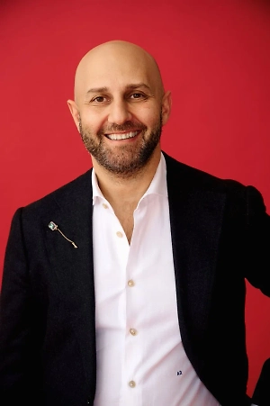 Не стискивайте во рту посторонние предметы: ручки, карандаши, ложки. Это может привести к асимметрии системы, причём жёсткость материала не имеет значения — стираемость всё равно усиливается со временем. Не стоит открывать зубами бутылки, пакеты и другую упаковку во избежание сколов, трещин и повреждений эмали.