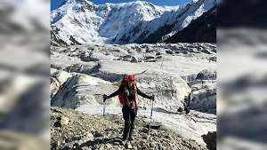 Врач оценил шансы на выживание альпинистки, застрявшей на пике Победы со сломанной ногой