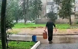 Пьяный скуф подорвался на пивной кеге, найденной на мусорке