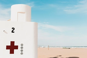 Пожилого туриста облили водой и довели до сердечного приступа на пляже в Италии