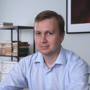 Есть ли у Трампа хотя бы примерные планы по изменению подхода к конфликту на Украине через две недели? Планы пока прорабатываются. При этом Трамп активно отвергает множество поступающих ему предложений, о чём говорит выпавшая в раскладе карта 4 Кубков. Трамп планирует предложить России выгодную сделку и сделать иные предложения, направленные на расширение сотрудничества двух стран. При этом сейчас прорабатываются планы, как это сотрудничество наладить не в ущерб отношениям с ЕС.