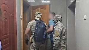 Во Владивостоке и Хабаровске задержали 8 человек за взятку в 4,3 миллиона рублей