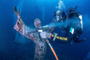 Дайверы очистили подводную статую Христа нестандартным способом