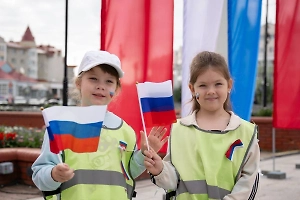 Символ силы и величия страны: Губернаторы регионов поздравили россиян с Днём флага