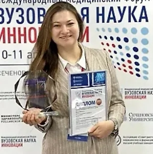 Размораживание при комнатной температуре, особенно на кухонной поверхности, категорически не рекомендуется. При таком способе внешние слои мяса или рыбы быстро нагреваются до температуры выше 5-10°C, и в этих зонах начинается активный рост бактерий, которые могли остаться на размораживаемом продукте после фасовки. В то же время внутренние слои продукта остаются замороженными, и при последующем оттаивании микроорганизмы из внешней оболочки будут постепенно переходить внутрь.