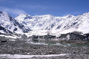 «Даже гоняли дрон»: Спасатели не нашли двух иранцев, пропавших в районе пика Победы