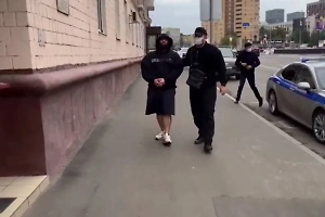 СК показал видео, как задержанного блогера Маркаряна доставили в московский отдел