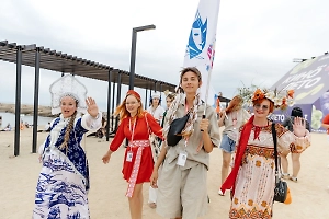 Life.ru публикует фото с масштабного карнавального парада на фестивале «Таврида.АРТ»