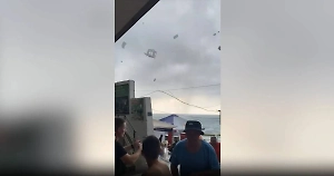 «Летают катамараны»: Туристы сняли на видео, как смерч вышел на берег и разнёс пляж под Туапсе
