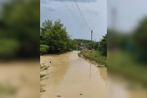 Туристы оказались отрезаны от берега из-за обвала моста в селе на Кубани