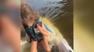 Придавил тонущий катер: Россиянка каталась на вейк-сёрфе и чуть не умерла