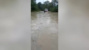 Очевидцы сняли на видео упавший в реку автобус с 25 пассажирами на Кубани