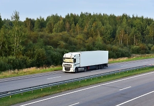 Суд выписал штраф водителю фуры за отказ проверить, не перевозит ли он дроны