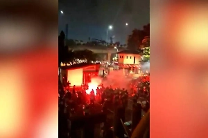 Беспорядки в разгаре: В Индонезии протестующие подожгли парламент и ограбили дом чиновника