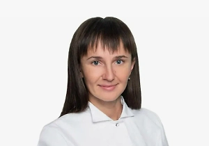 Скованность в шее, ноющая боль в пояснице, онемение в ногах — знакомые ощущения для многих путешественников, вынужденных сидеть в пассажирском кресле долгие часы. Стоит заранее позаботиться о собственном комфорте. Начните с выбора места в самолёте. Если есть возможность, лучше отдать предпочтение местам у прохода — это позволит чаще вставать и разминаться без лишних неудобств для соседей. Также стоит подобрать аксессуары, которые обеспечат комфортное пребывание в кресле. Специальная подушка для шеи поможет поддержать шейный отдел позвоночника и предотвратить избыточное мышечное напряжение. Нужно учесть, что детям и взрослым требуются подушки разного размера.