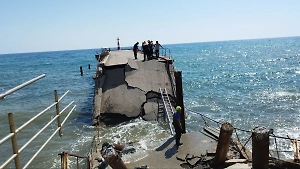 Любители рыбалки ушли под воду вместе со старым причалом в Крыму
