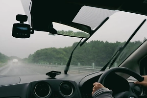 Автоэксперт рассказал, почему нельзя использовать воду для стеклоочистителя