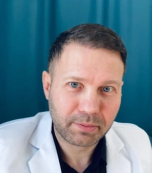 Кортизол — «гормон стресса», вырабатываемый надпочечниками. Если его слишком много (при болезни Кушинга, опухолях или длительном приёме гормональных препаратов), а также при длительном стрессе, то происходит перераспределение жира. «Кортизоловое лицо» — не косметический дефект, а возможный признак серьёзного эндокринного нарушения. Убирать его напрямую бессмысленно: нужно лечить причину. После нормализации уровня кортизола внешность постепенно восстанавливается.