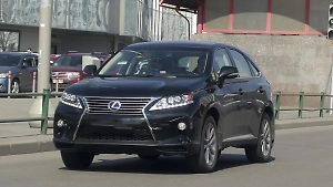 В Москве Лексус с дипномерами Вьетнама врезался в столб