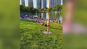 Москвичи устроили массовый заплыв из-за жары, забив на запреты
