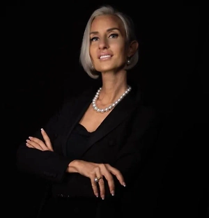 Обнаружив в долгожданной новостройке хроническую сырость со стен, покрытых чёрным грибком, глубокие трещины или перекошенные до неузнаваемости стены, многие новосёлы чувствуют себя обманутыми. Такие дефекты не просто портят ремонт — они делают квартиру непригодной для жизни, угрожая здоровью и безопасности. 