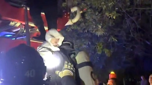 Пожарные спасли десятки людей из загоревшейся многоэтажки в Тюмени