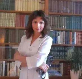 Если после употребления арбуза появились слабость, головокружение или отёки — срочно обратитесь к врачу. Летние фрукты должны приносить удовольствие, а не проблемы со здоровьем. Для пожилых с умеренно выраженными заболеваниями допустимы небольшие порции арбуза (100–150 г) в первой половине дня после консультации с лечащим врачом.