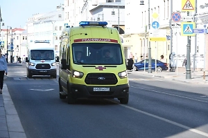 Два человека погибли при столкновении грузового поезда и автобуса в Ленобласти