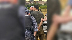 Толпа кубинцев с ножами устроила драку со спасателями на пляже в Подмосковье