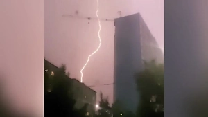 Удар молнии в ЛЭП с последующим взрывом в Приморском крае сняли на видео