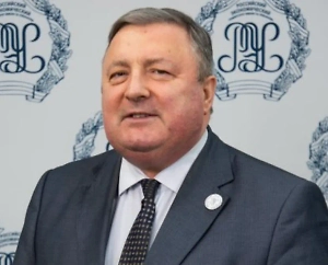 Заявление Трампа надо рассматривать в большей степени как попытку запугать Российскую Федерацию и, наверное, в определённом смысле «заткнуть рот» и Медведеву. Трамп пытается создать общественное мнение и воздействовать на него. Дело в том, что подводные лодки работают по тем сценариям, которые есть. А придумал он про подводные лодки только потому, что они под водой, их не видно — очень удобно.