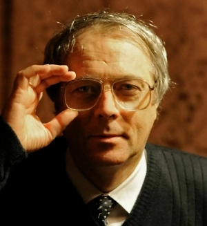 Движение плит происходит рывками: медленное накопление напряжений сменяется резкими смещениями (как на Камчатке, где плита сдвинулась на два метра). Океаническая плита как бы «подныривает» под континентальную (субдукция), толкая её в противоположном направлении. Например, Тихий океан окружён «огненным кольцом» вулканов (Камчатка, Япония, Южная Америка). Напряжение в коре накапливается до критического уровня, затем сбрасывается в результате землетрясения. При этом быстрого дрейфа нет: смещение на два метра — относительно редкое событие.