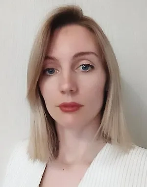 Если рвота не прекращается в течение дня или становится чаще, если появляются признаки обезвоживания — сухость во рту, слабость, головокружение — необходимо срочно обращаться к врачу. Самолечение может только усугубить ситуацию. А в случае с морепродуктами всегда нужно помнить: в рыбе, креветках, моллюсках может содержаться вирус гепатита А. Он часто маскируется под обычную кишечную инфекцию, но требует совсем другого подхода.