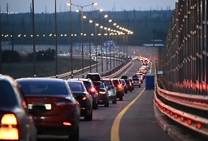 На Крымском мосту — рекордные пробки. Как не взорваться в машине с роднёй: простые правила от психолога