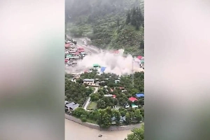 Мощное наводнение в Индии разрушило деревню, десятки людей пропали без вести